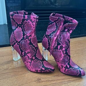 Wild Pair Bayleep size 7 Pointed Toe clear Block Heel Booties in Pink Snake